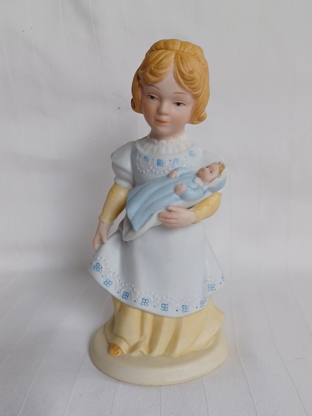 Avon "A Mother's Love" Vintage 1982 Porcelain Figurine